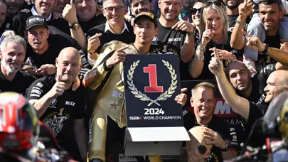 Şampiyon Toprak Razgatlıoğlu yurda döndü