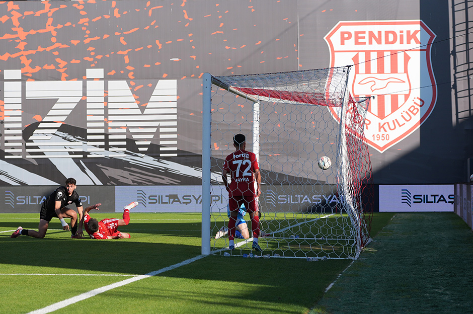 Pendikspor, kupada 3. Lig takımı Ayvalıkgücü Belediyespor'a elendi
