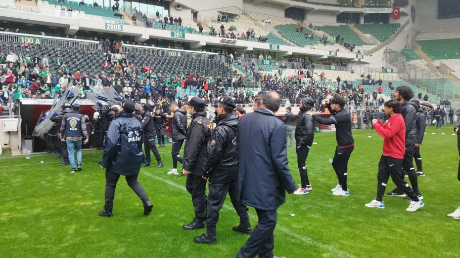 Bursaspor-Amedspor maçı öncesi futbolcular arasında arbede çıktı - 8