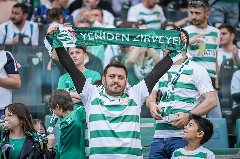Bursaspor'un şampiyonluk kupasını alacağı maçta tribün şov: 45 bini aşkın taraftardan görsel şölen - 8