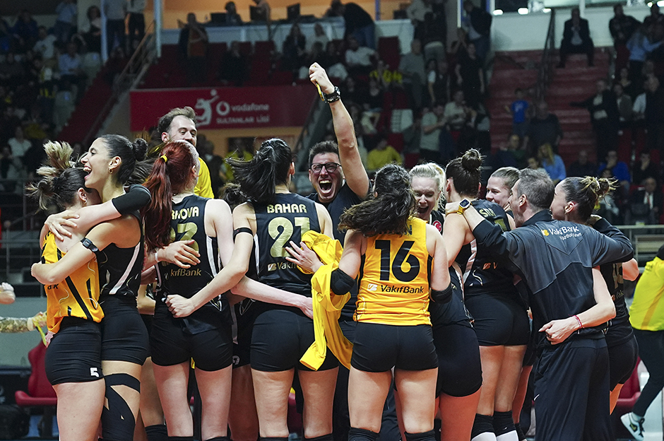 Son hafta derbisinde Vakıfbank 3-0 galip geldi