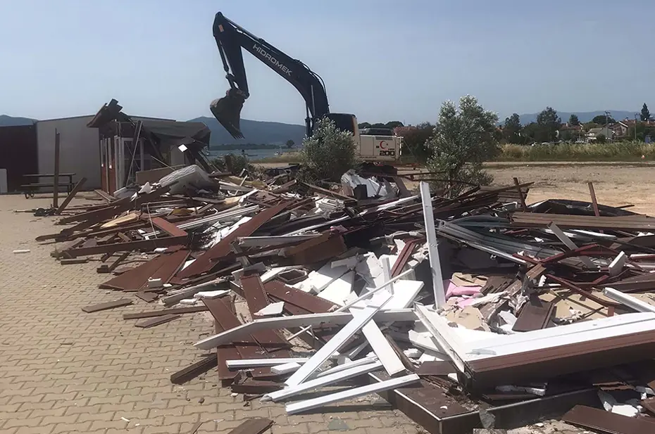 Tesisler yıkıldı, kupalar sokağa atıldı - 2
