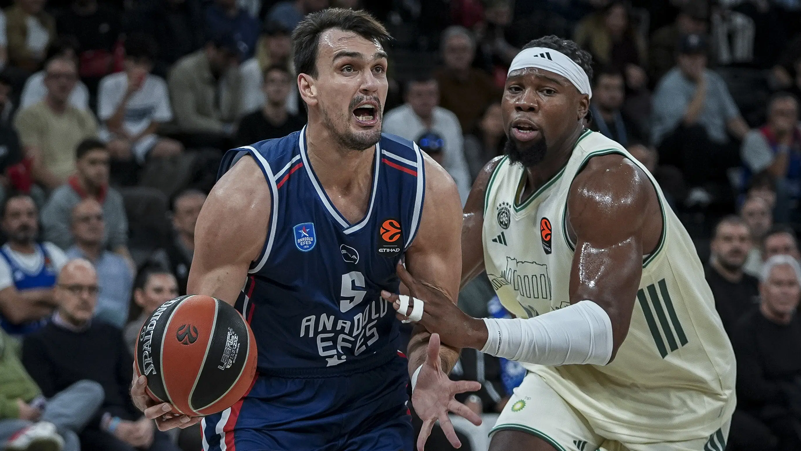 Anadolu Efes, lider Panathinaikos'u evinde devirdi