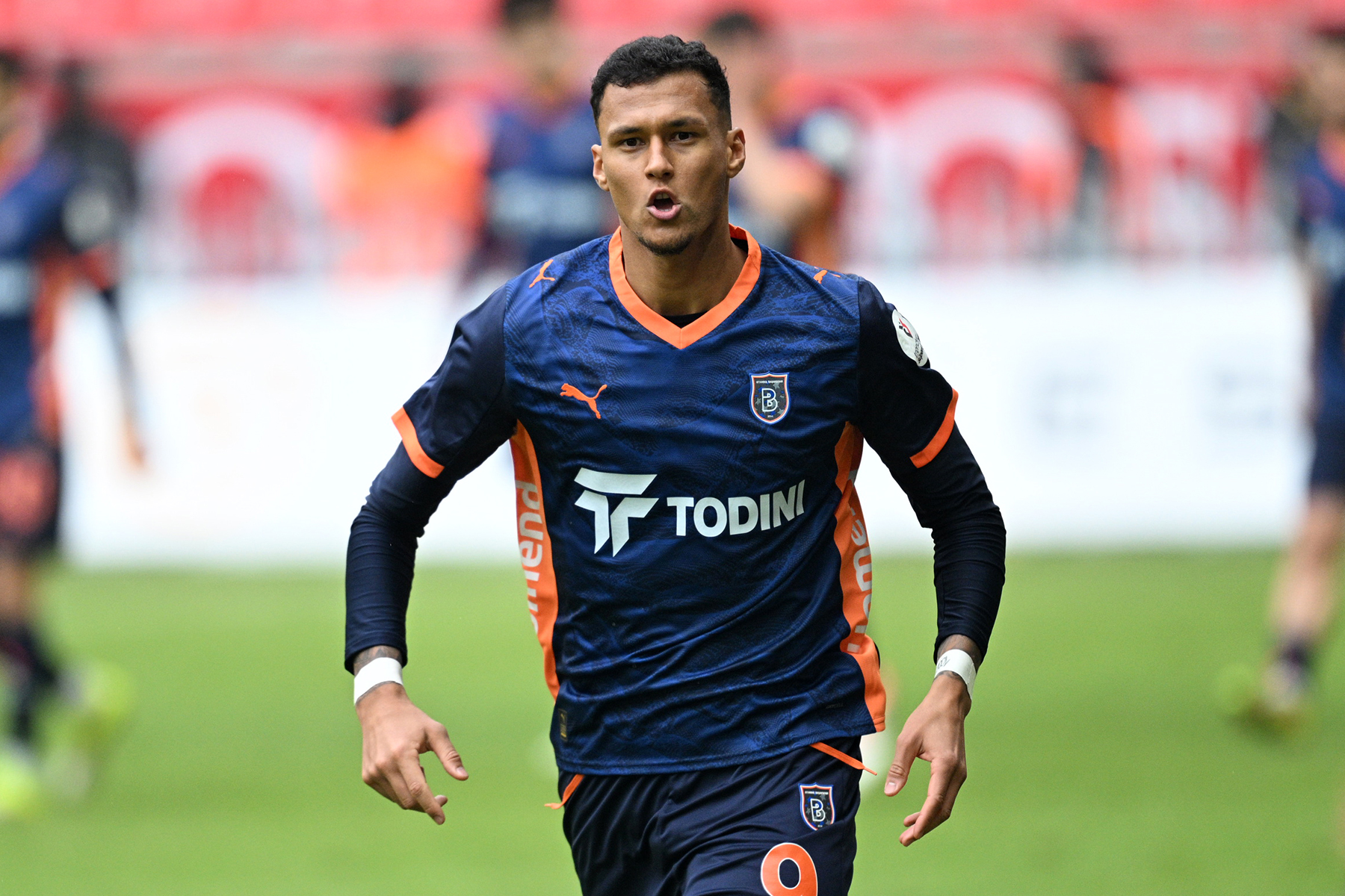 Başakşehir galibiyet serisine 3 golle devam etti