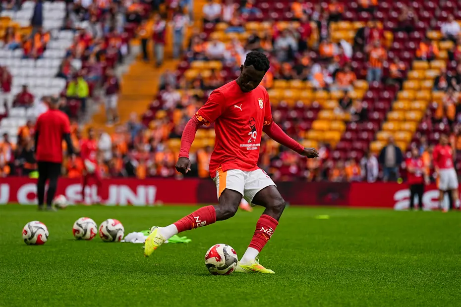 Galatasaray'da 11 formanın 10'u hazır: Okan Buruk derbi için sadece 1 bölgede kararsız - 4 Galatasaray'da 11 formanın 10'u hazır: Okan Buruk derbi için sadece 1 bölgede kararsız - 4