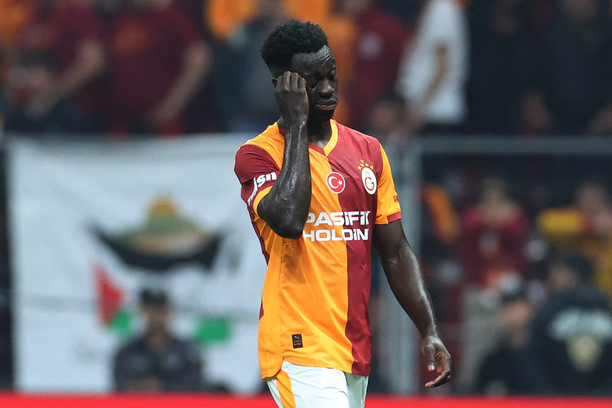 Kırmızı Kart Sanchez'i Yolladı, Okan Hoca Şimdi Stoper Kurası Çekiyor!
