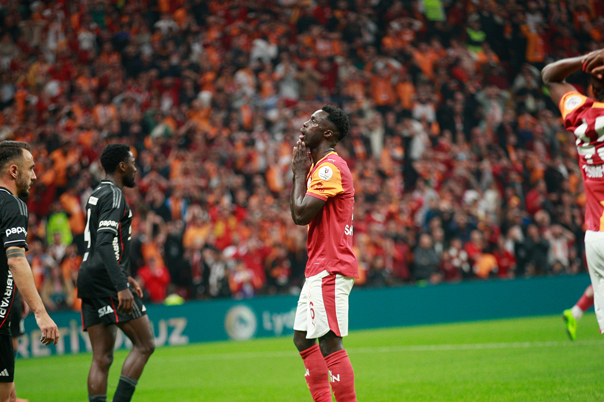 Galatasaray'da Davinson Sanchez tehlikesi