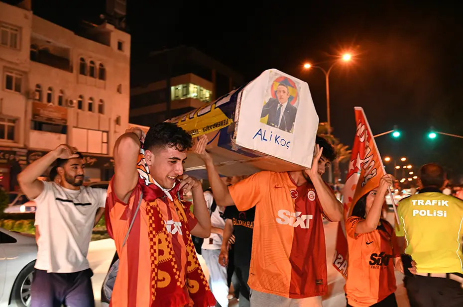 Galatasaraylı taraftarların şampiyonluk ve 5. yıldız kutlamalarından unutulmaz fotoğraflar - 35 Galatasaraylı taraftarların şampiyonluk ve 5. yıldız kutlamalarından unutulmaz fotoğraflar - 35