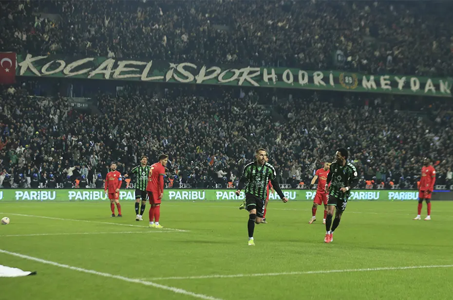 Tribünden düşen taraftar ağır yaralandı: Yoğun bakıma alındı - 4 Tribünden düşen taraftar ağır yaralandı: Yoğun bakıma alındı - 4