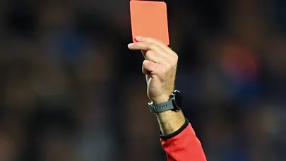 Beşiktaş-Fenerbahçe derbilerinde kartlar havada uçuşuyor