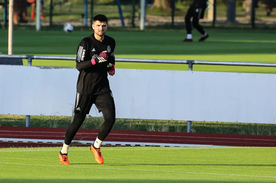 Burak Yılmaz'la konuştu ve antrenmanı yarıda bıraktı - 11 Burak Yılmaz'la konuştu ve antrenmanı yarıda bıraktı - 11