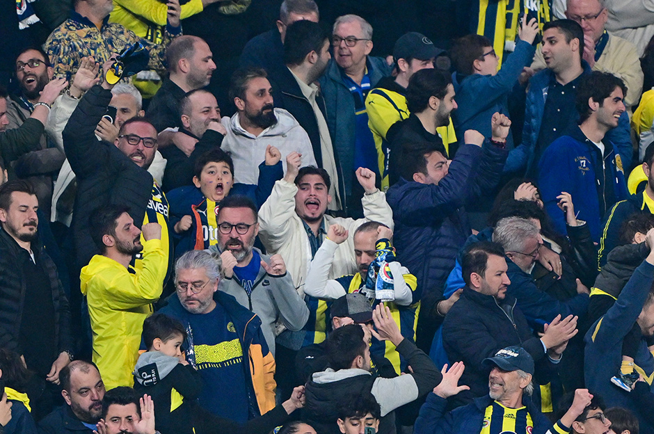 Fenerbahçe-Kayserispor maçı sonrası tribünler karıştı: Polis müdahalesi geldi