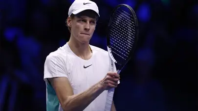 Sinner'in galibiyeti Djokovic'i yarı finale taşıdı