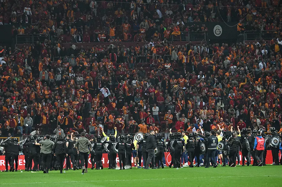 Galatasaray - Fenerbahçe derbisi için çılgın fiyat: 300 bin Euro'ya satıldı - 2