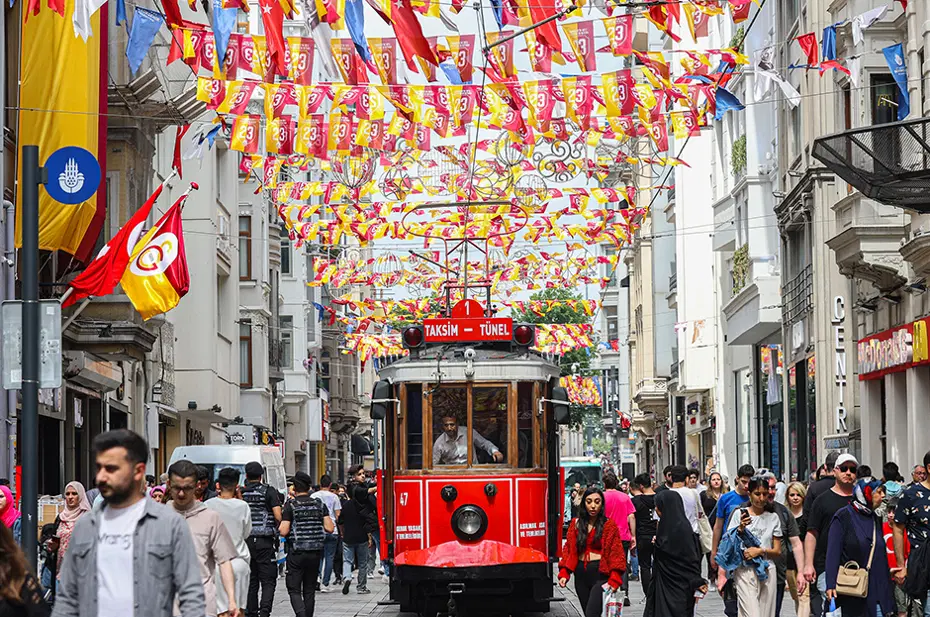 İstiklal Caddesi sarı kırmızıya büründü - 8
