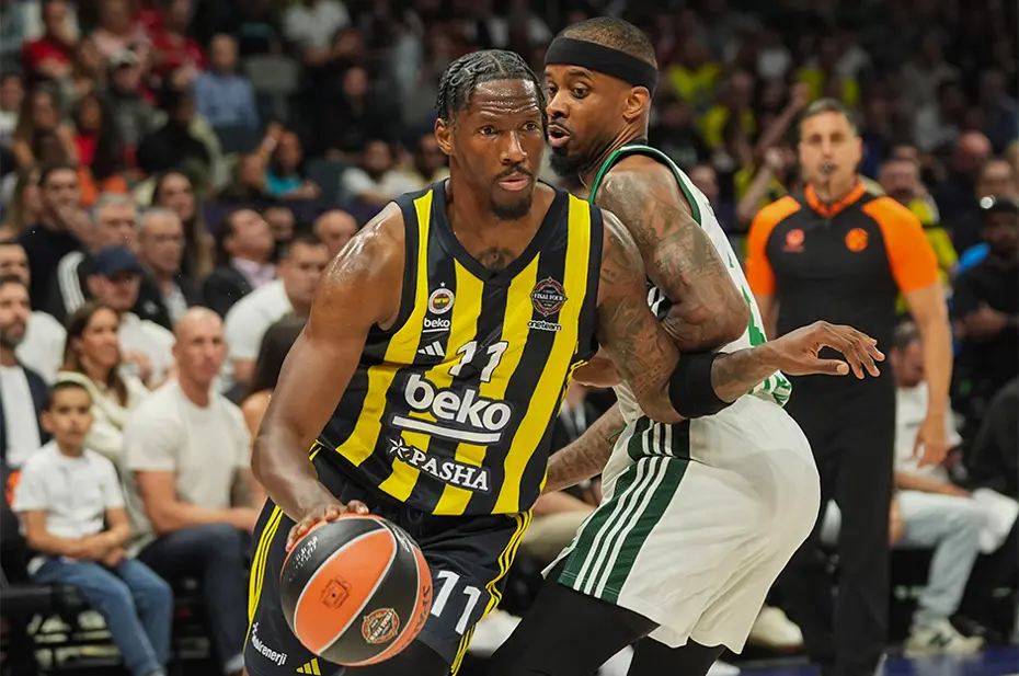 Fenerbahçe-Panathinaikos maçının ilk yarısının sonunda olay: Hakemlerle tartıştı - 3