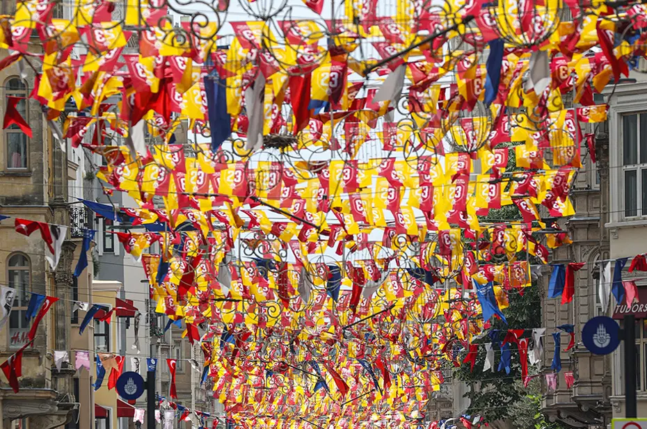 İstiklal Caddesi sarı kırmızıya büründü - 2