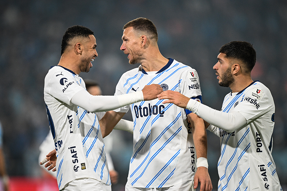 "İki stoper takviyesine ihtiyacı var" | Spor yazarları Fenerbahçe için ne dedi?