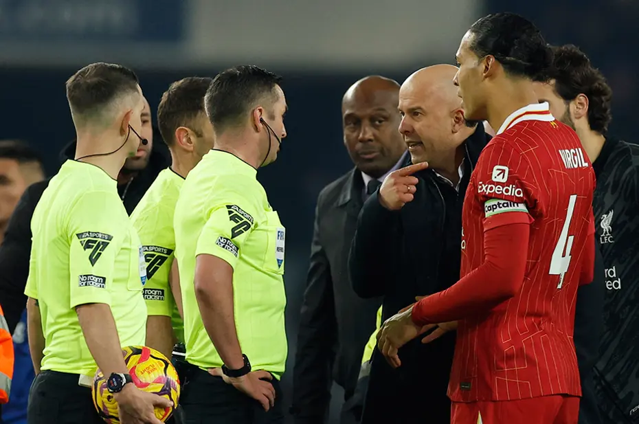 Derbide görülmemiş kırmızı kart: Avrupa bu anı konuşuyor - 4 Derbide görülmemiş kırmızı kart: Avrupa bu anı konuşuyor - 4