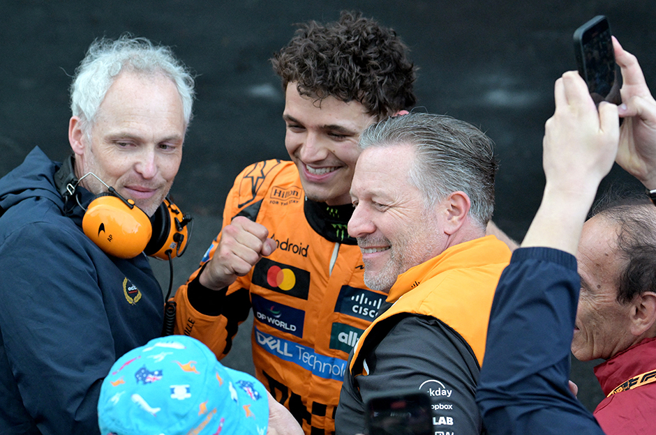 Formula 1'de yeni sezona inanılmaz giriş: Olaylı yarışın galibi Lando Norris