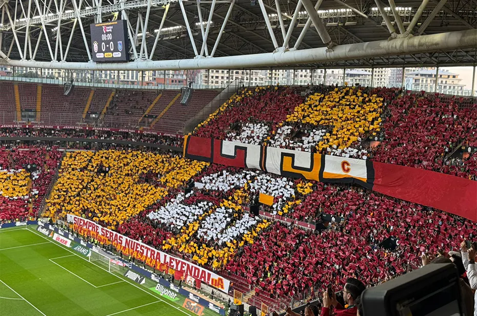 Galatasaray'dan dev koreografi: Mourinho ve Fenerbahçe'ye gönderme - 3