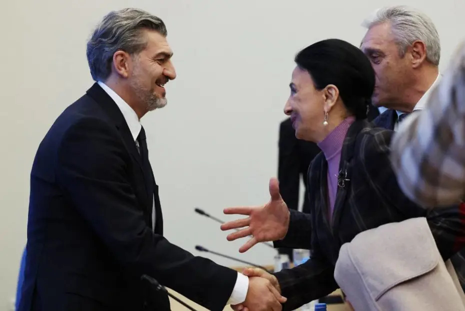 Dünya devinin eski yıldızı komşuda cumhurbaşkanı adayı oldu: Kazanmasına kesin gözüyle bakılıyor - 4 Dünya devinin eski yıldızı komşuda cumhurbaşkanı adayı oldu: Kazanmasına kesin gözüyle bakılıyor - 4