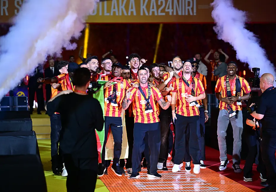 Görkemli kutlama: Şampiyon Galatasaray kupalarına kavuştu - 46 Görkemli kutlama: Şampiyon Galatasaray kupalarına kavuştu - 46