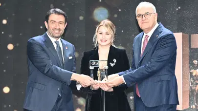 Defne Kurt'a yılın sporcusu ödülü Defne Kurt'a yılın sporcusu ödülü