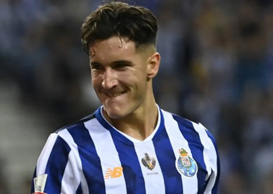 Fenerbahçe'nin yerli golcü transferi Tedesco'ya takıldı: İşte veto ettiği iki isim
- 4 Fenerbahçe'nin yerli golcü transferi Tedesco'ya takıldı: İşte veto ettiği iki isim
- 4