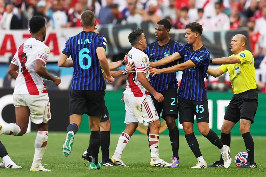 Kulüpler Dünya Kupası'nda ortalık karıştı: Acuna'nın saha içinde kovaladığı Dumfries'e madde yağdırdılar - 6