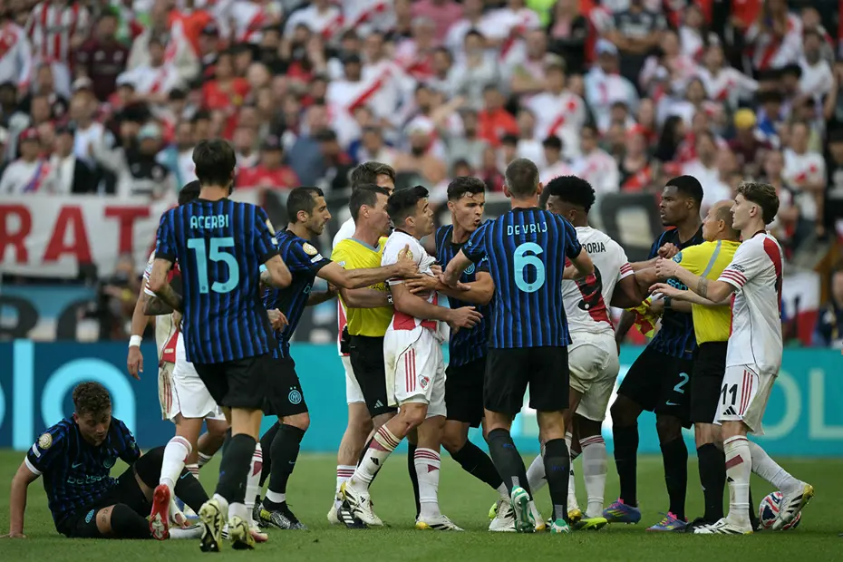 Kulüpler Dünya Kupası'nda ortalık karıştı: Acuna'nın saha içinde kovaladığı Dumfries'e madde yağdırdılar - 8