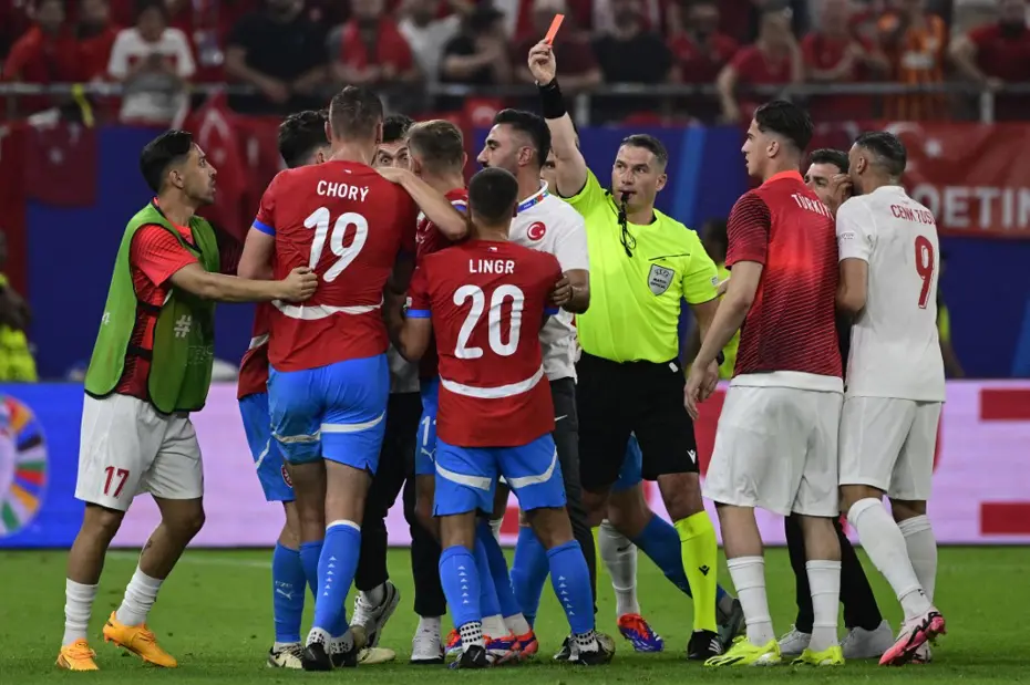 Fenerbahçe'yi Lille maçı için endişelendiren detay: Tüm futbolculara aynı isim için uyarı yapıldı - 2 Fenerbahçe'yi Lille maçı için endişelendiren detay: Tüm futbolculara aynı isim için uyarı yapıldı - 2