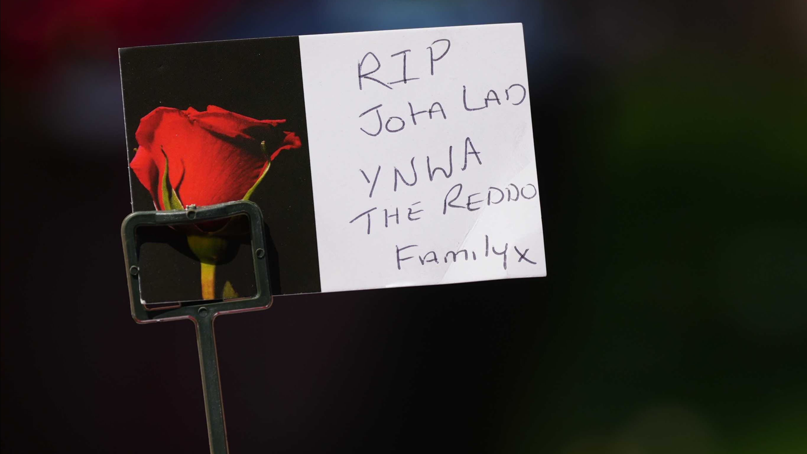 Diogo Jota'nın ölümü sonrası taraftarlar Anfield'a akın etti