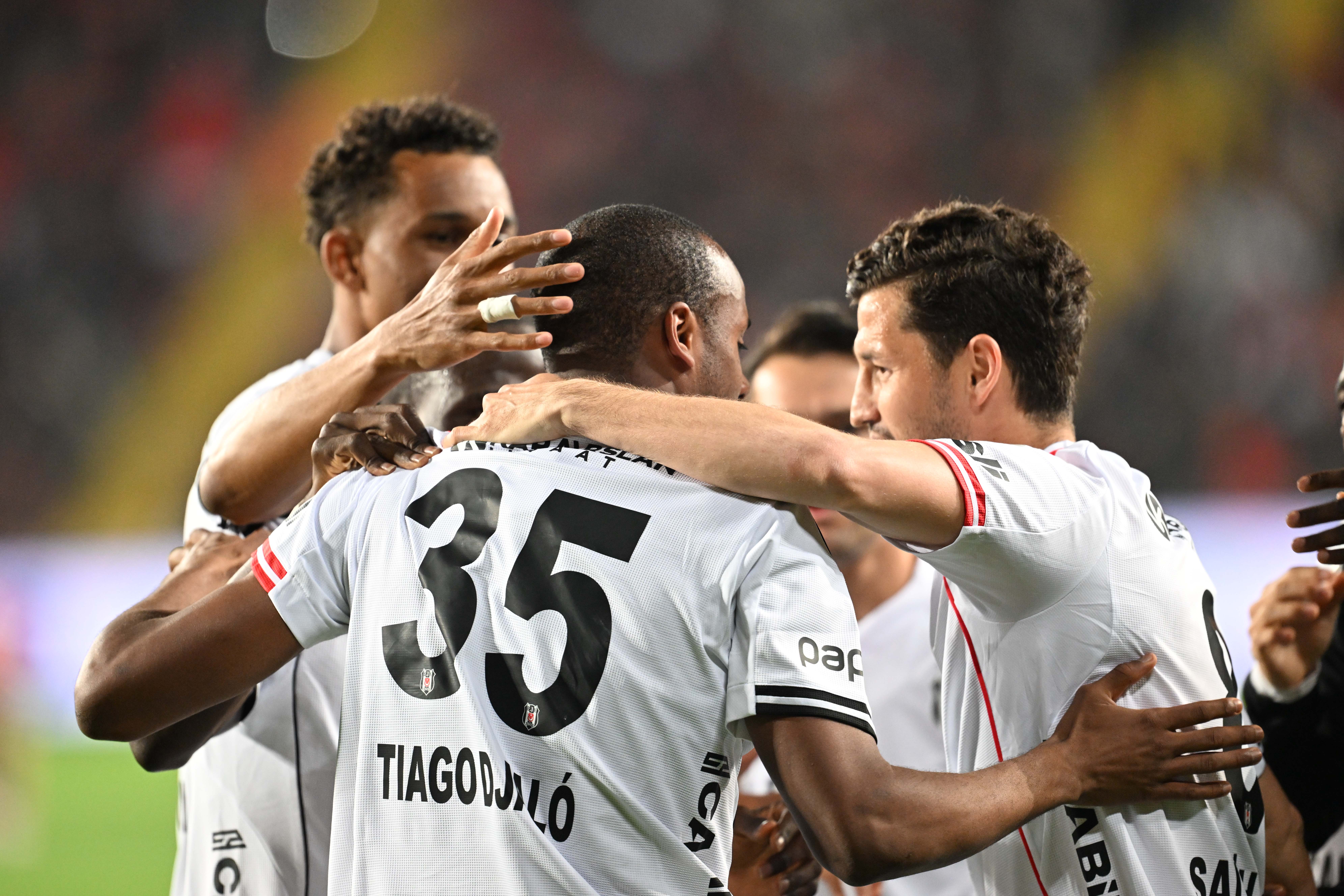 Beşiktaşlı yıldız maça devam edemedi