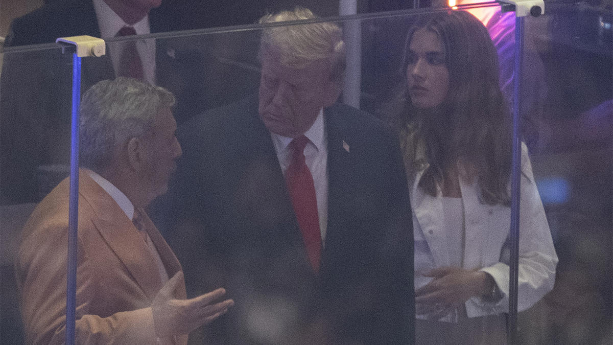 Donald Trump'a şok tepki! ABD tarihine geçtiği statta uzun süre yuhalandı