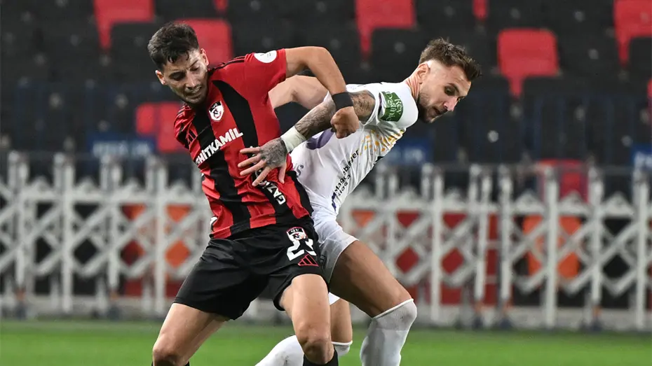 Burak Yılmaz, Trabzonspor'un yıldızını kaptı! Ayağının tozuyla kampa katıldı - 3