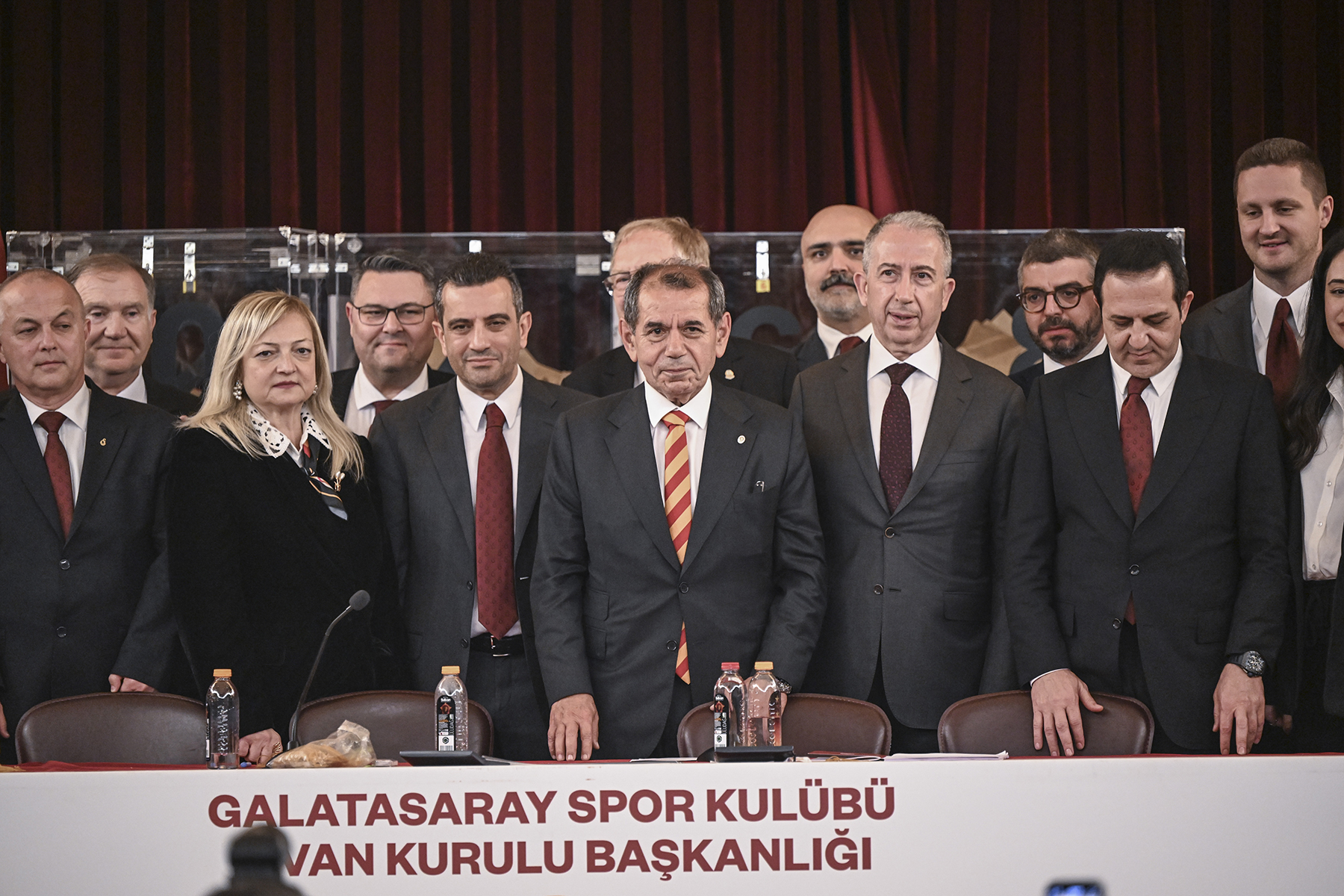Dursun Özbek ile yönetimi mazbatalarını aldı: 