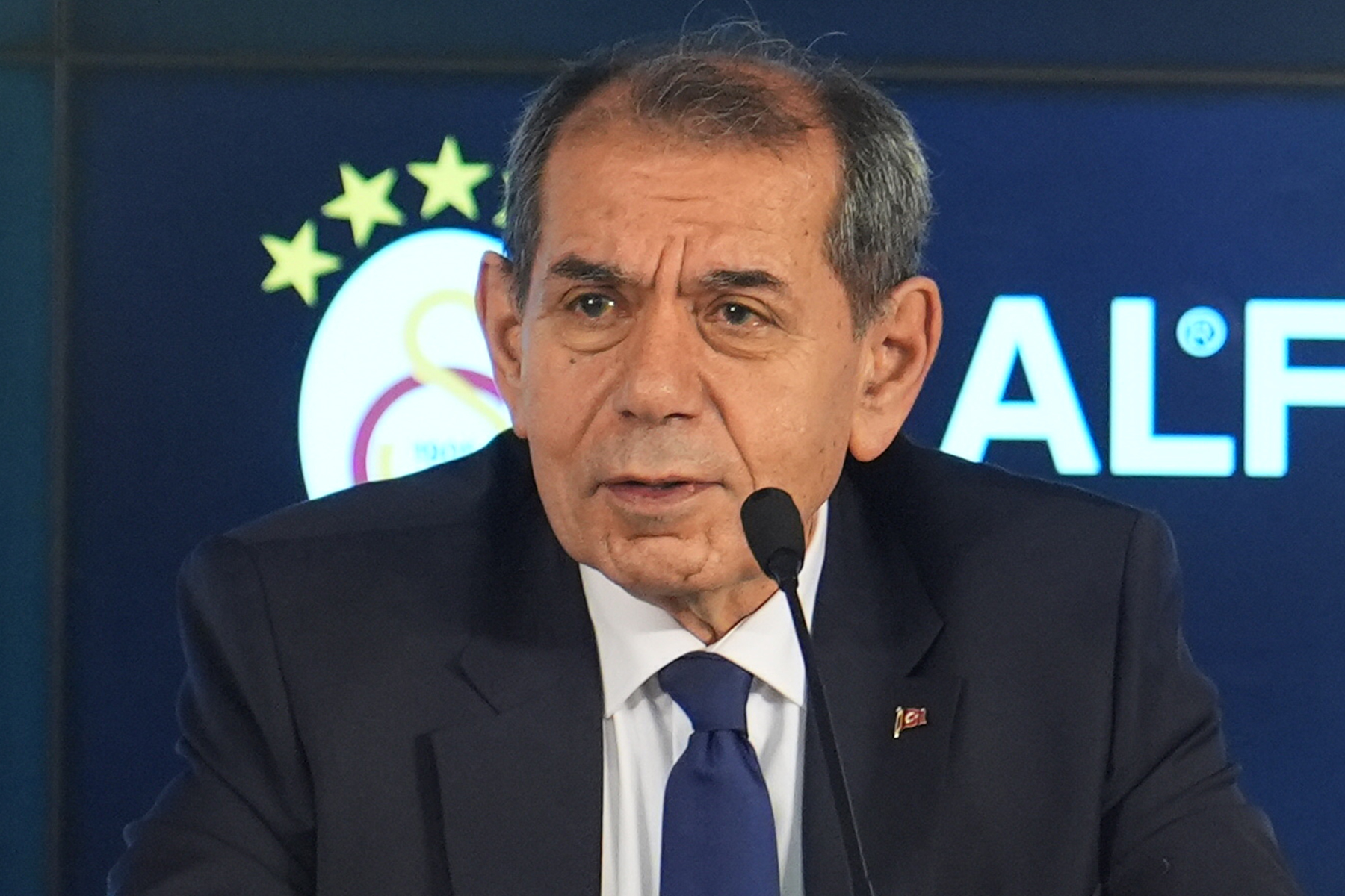 Sabah gazetesinde yer alan habere göre Galatasaray Başkanı Dursun Özbek, Beşiktaş derbisi için özel bir galibiyet primi belirledi. Haberde, yönetimin Beşiktaş maçı için Şampiyonlar Ligi'nde olduğu gibi 1 milyon euroluk bir prim vereceği ifade edildi.