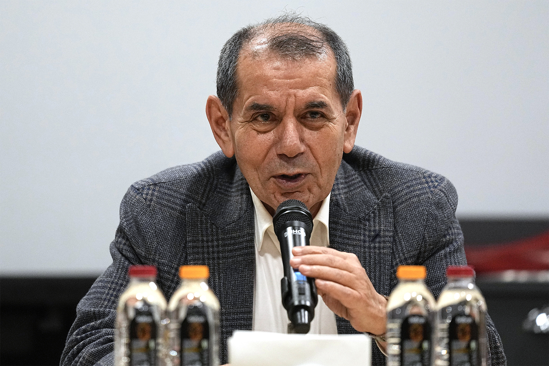 Ve Dursun Özbek, Okan Buruk kararını canlı yayında duyurdu
