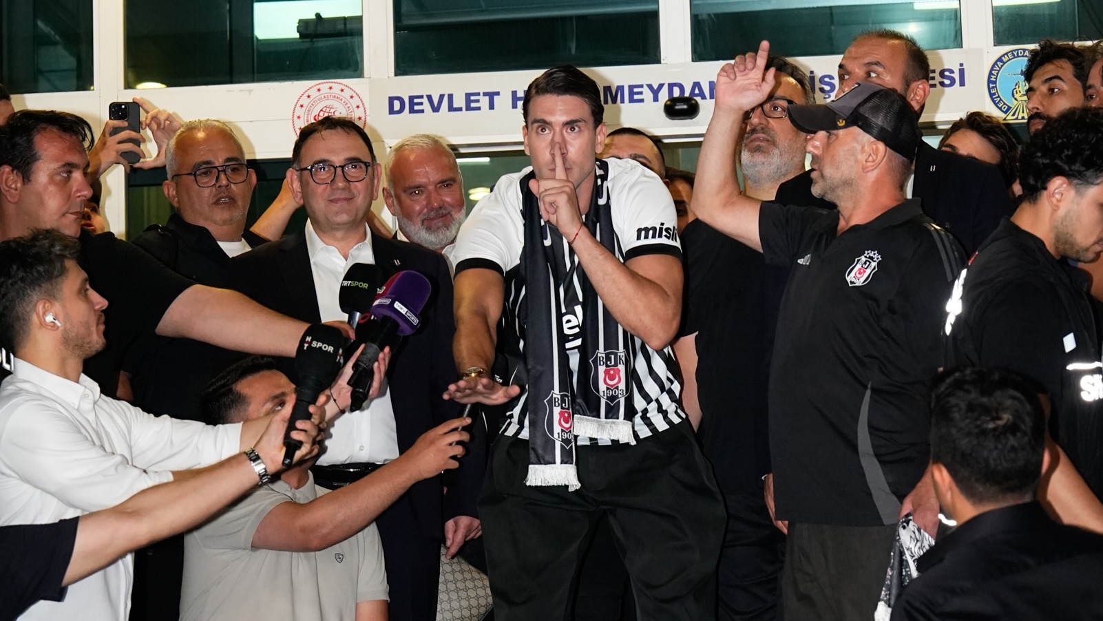 CANLI | Dusan Vlahovic için imza töreni düzenleniyor