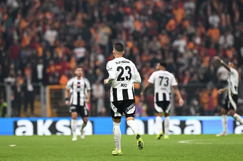 Van Bronckhorst karar aşamasında: Kasımpaşa maçında Muçi ihtimali - 2