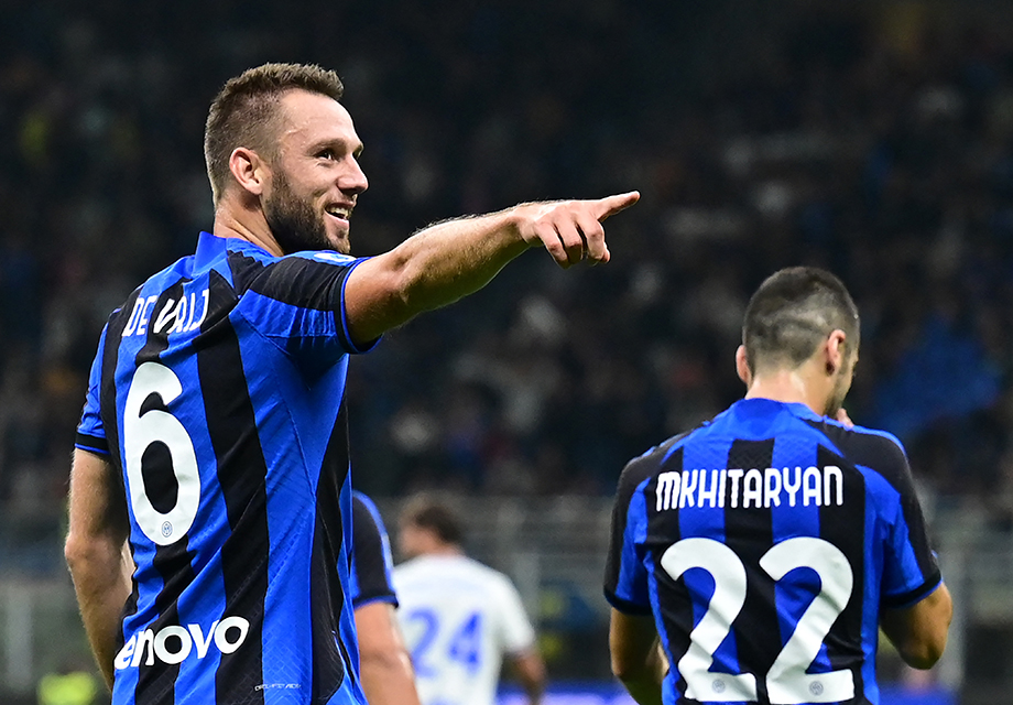 Galatasaray ve Fenerbahçe ile anılan Stefan de Vrij imzayı attı