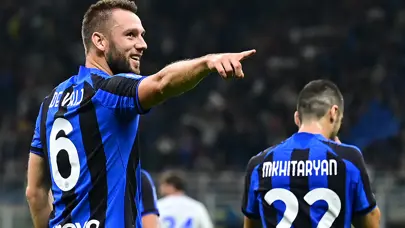 Galatasaray ve Fenerbahçe ile anılan Stefan de Vrij imzayı attı