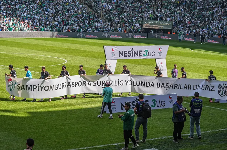 Bursaspor'un şampiyonluk kupasını alacağı maçta tribün şov: 45 bini aşkın taraftardan görsel şölen - 3