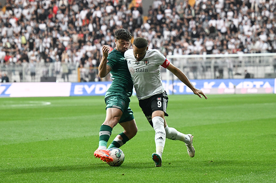 Cenk Tosun gözyaşlarıyla sahadan çıktı! Dizinden sakatlandı zannedildi ama...