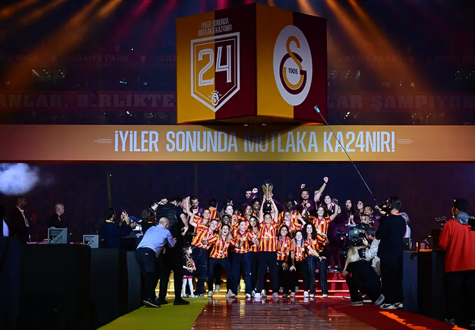 Görkemli kutlama: Şampiyon Galatasaray kupalarına kavuştu - 57 Görkemli kutlama: Şampiyon Galatasaray kupalarına kavuştu - 57