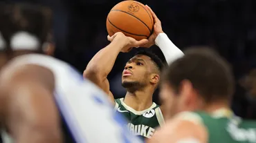 Bucks, Antetokounmpo'nun enfes performansıyla seriyi 6 maça çıkardı