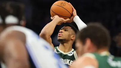 Bucks, Antetokounmpo'nun enfes performansıyla seriyi 6 maça çıkardı