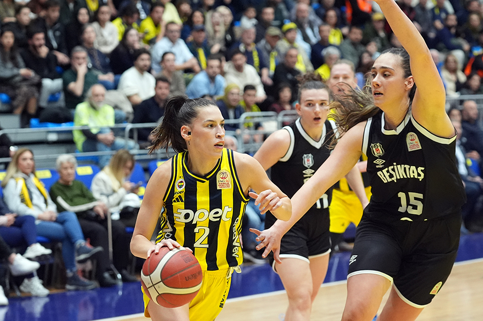 Fenerbahçe Opet yarı final ilk maçında derbiyi farklı kazandı