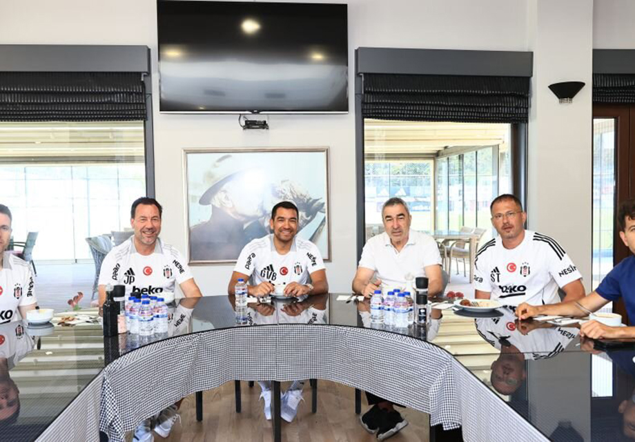 Beşiktaş'ta van Bronckhorst görevine başladı